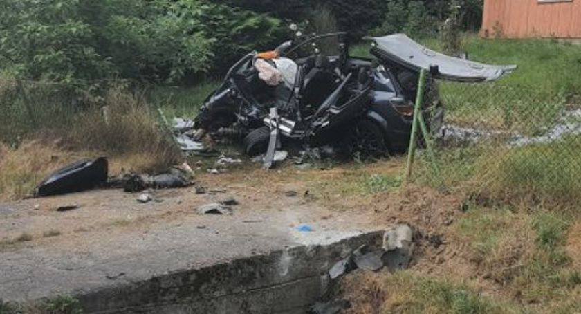 Auto uderzyło w przepust. Śmigłowcem przetransportowano kierowcę do szpitala