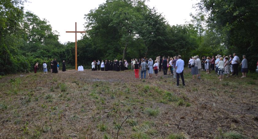 Dziś arcybiskup Adam Szal poświęcił plac pod budowę nowego kościoła
