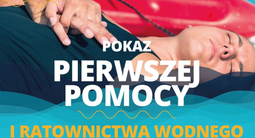 Pokaz pierwszej pomocy i ratownictwa wodnego na pływalni w Jarosławiu