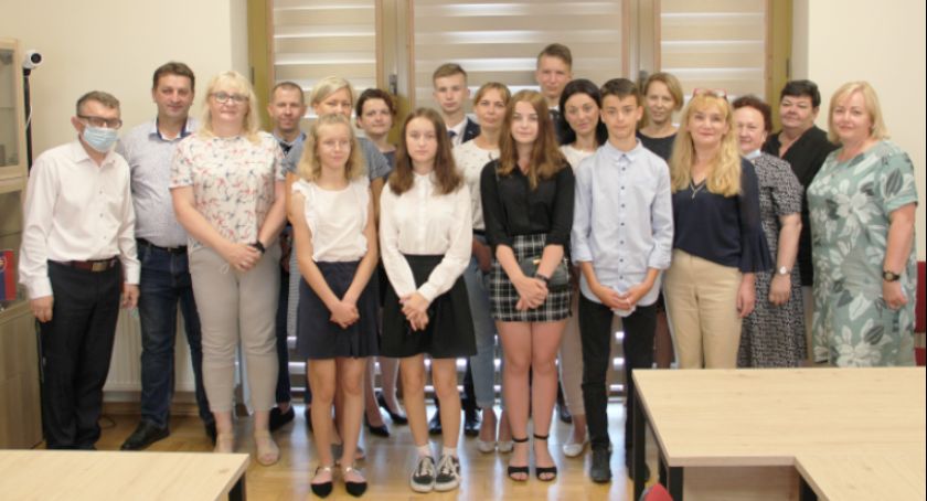 Wyróżnieni uczniowie u wójt Elżbiety Grunt 