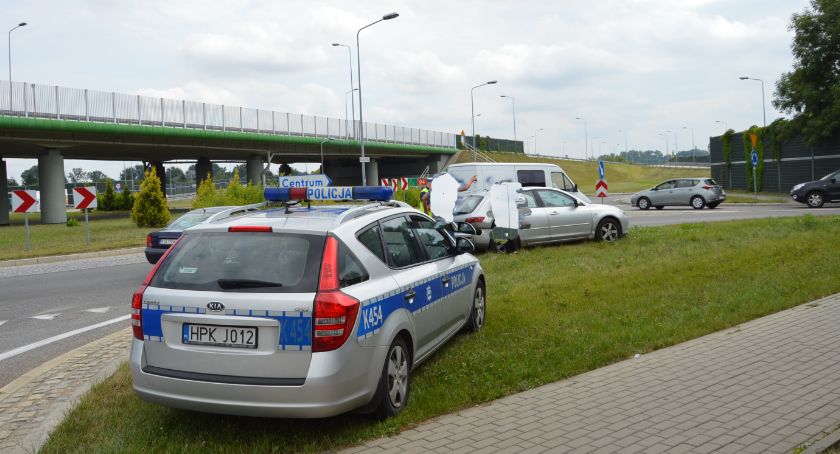 Utrudnienia ruchu w kierunku mostu. Na rondzie doszło do kolizji toyoty i tira