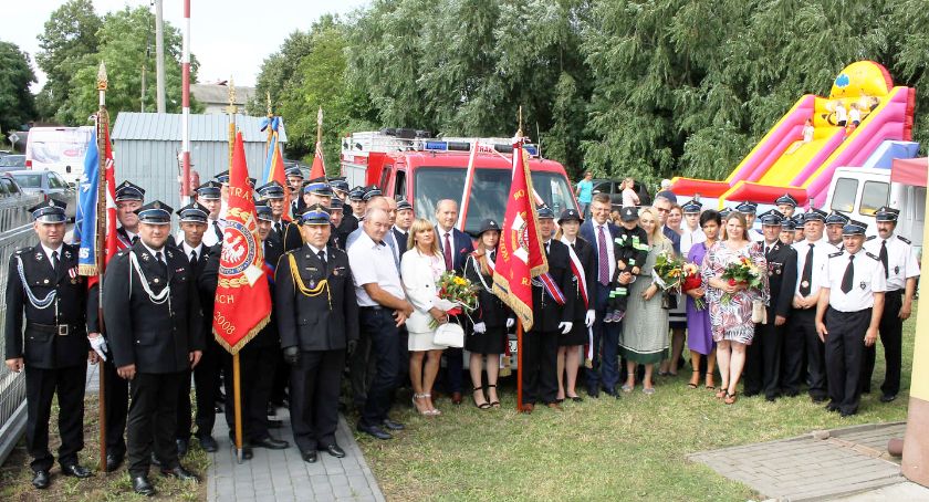 Poświęcili nowy samochód OSP Zamiechów 