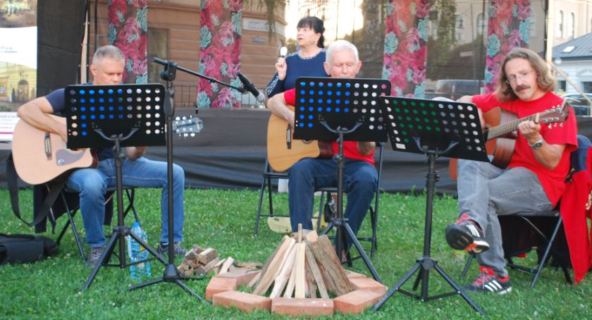Piosenka turystyczna na Skwerze Kultury