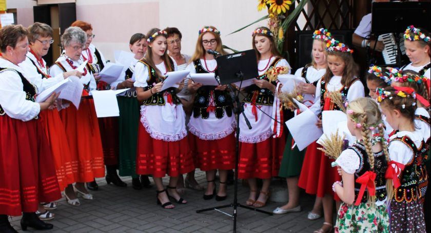 W Lutkowie wili wieniec, śpiewali i bawili się 