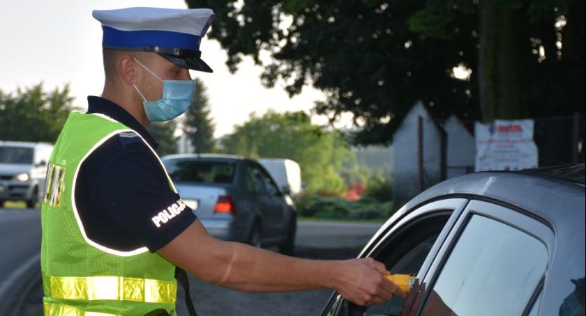 Pijany i bez uprawnień prowadził samochód. Świadkowie zabrali mu kluczyki  
