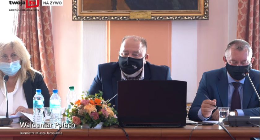 Podwyżka opłat za śmieci, Rozłam w klubie radnych popierających burmistrza Palucha 