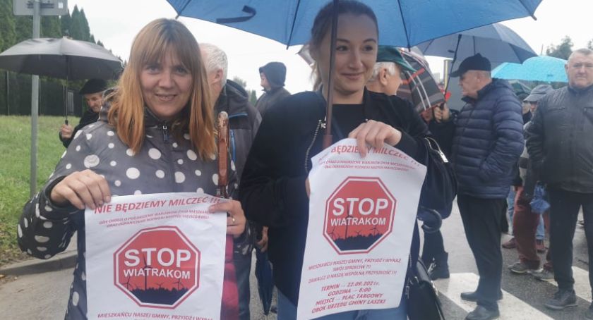 Mieszkańcy gminy Laszki blokowali drogę przed urzędem gminy