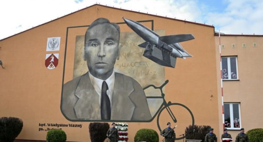 Sztandar, mural i hymn. Patronem szkoły w Sośnicy został Kpt. Władysław Ważny
