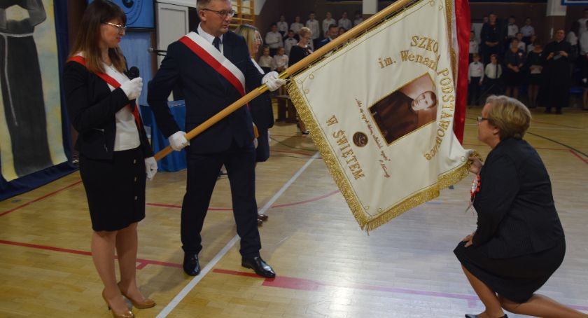 Szkoła Podstawowa w Świętem ma od dziś patrona i sztandar. To pierwsza w Polsce szkoła imienia o. Wenantego Katarzyńca