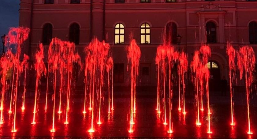 Fontanna na Rynku przechodzi testy. Wieczorem można zobaczyć pokazy multimedialne 