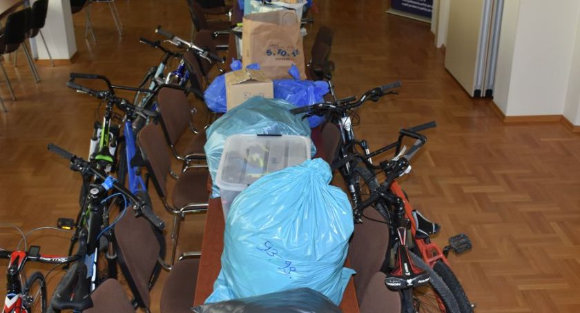 Małżeństwo przyłapane na kradzieży w galerii. Policja szuka właścicieli rowerów
