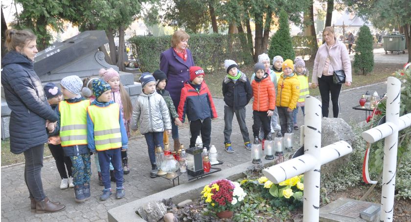 Przedszkolaki z Akademii Uśmiechu pamiętały o poległych żołnierzach