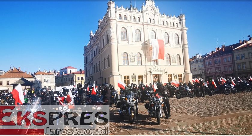 Przejazd motocyklów przez miasto i odśpiewanie hymnu na jarosławskim Rynku