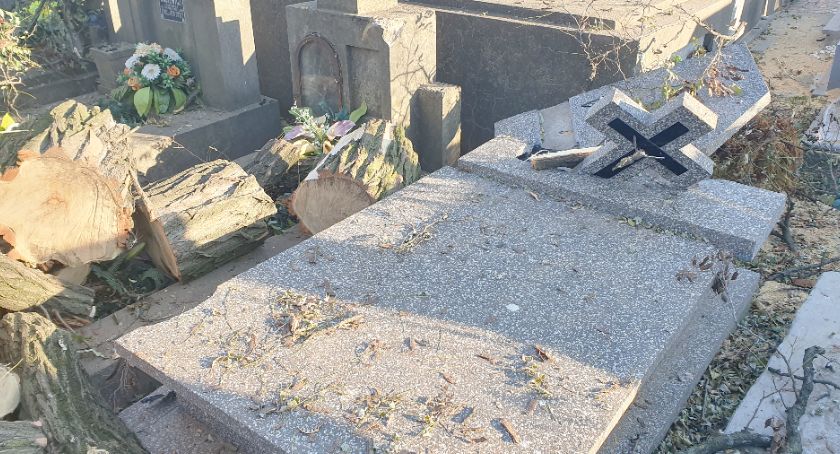 Kto naprawi zniszczone nagrobki? Mieszkaniec był zbulwersowany sposobem wycinki drzewa na cmentarzu