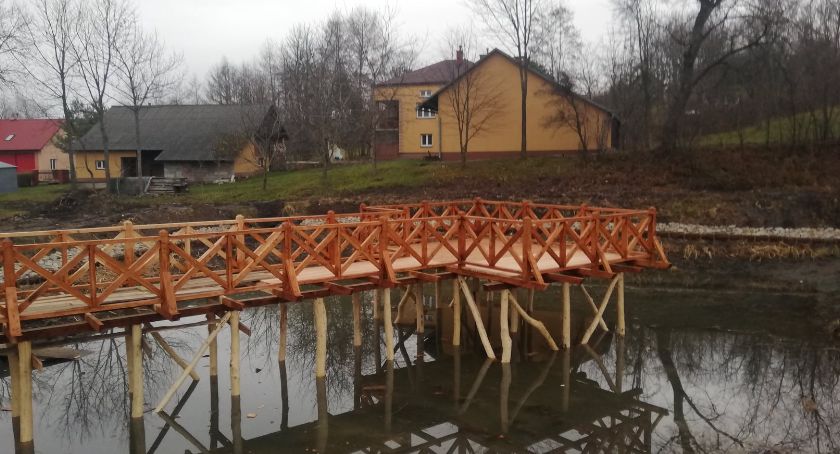 Staw w Rokietnicy zyskuje nowe oblicze. Molo będzie miejscem spotkań mieszkańców  