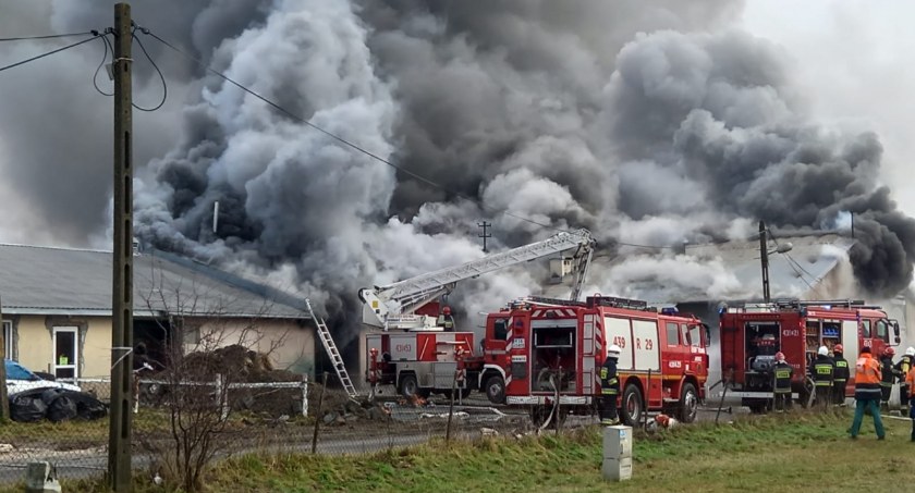 Pożar hali magazynowej w Widnej Górze