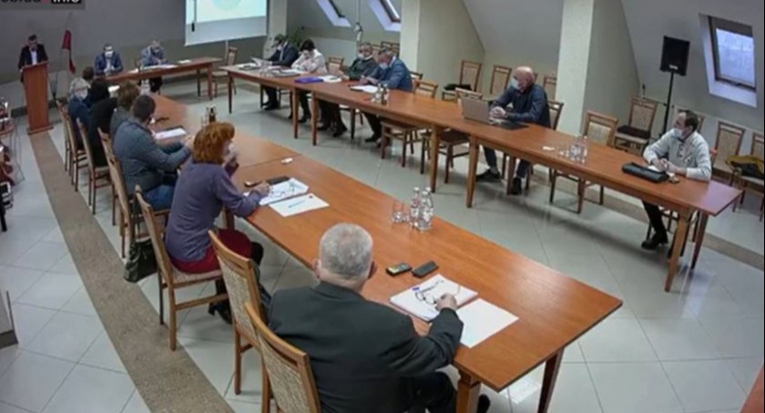 Wójt chciał mniej, ale radni byli hojni. Ile zarobi wójt gminy Laszki? 