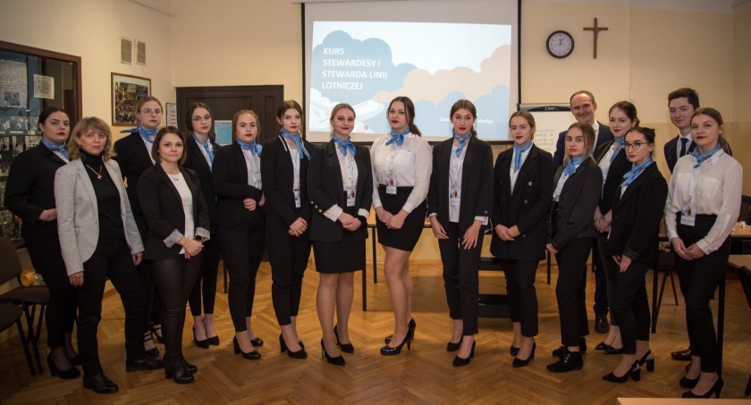 Uczniowie dowiedzieli się, na czym polega praca w powietrzu. Będą stewardami i stewardessami? 