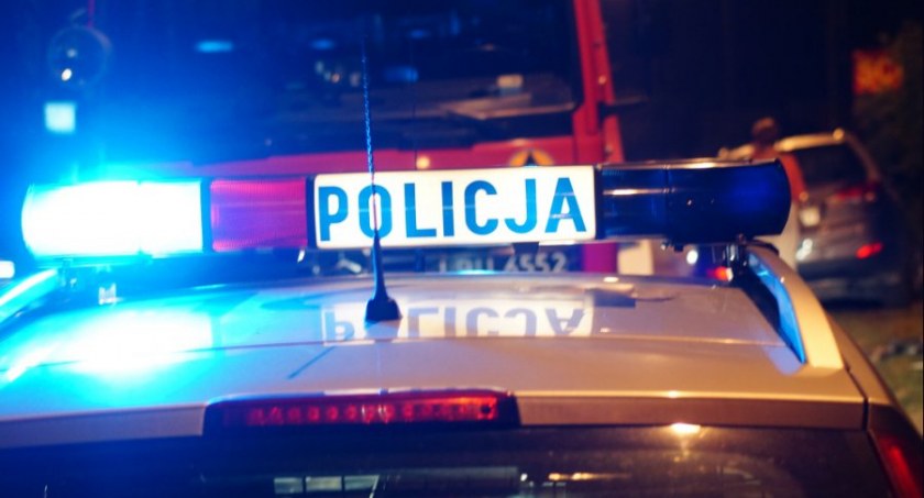 Zdezorientowanemu i zmarzniętemu  seniorowi pomogło policyjne małżeństwo