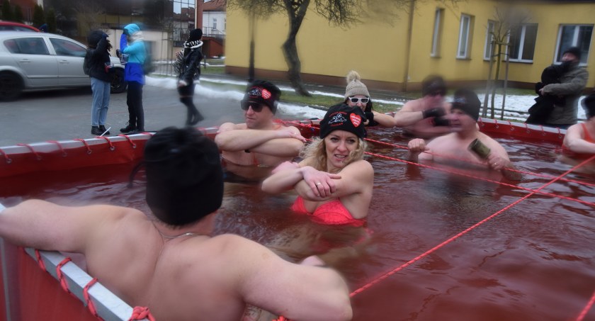 W Jarosławiu gra WOŚP. W akcję włączyły się Gorące Morsy (ZDJĘCIA, WIDEO)