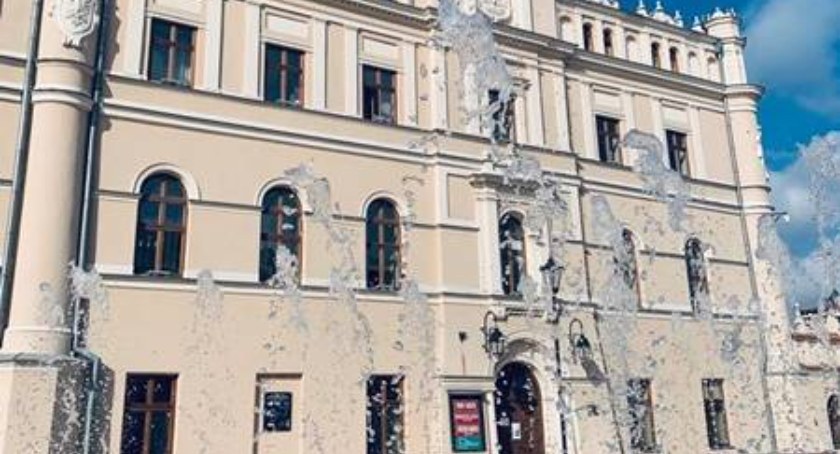 Wejście do Ratusza tylko od strony fontanny 