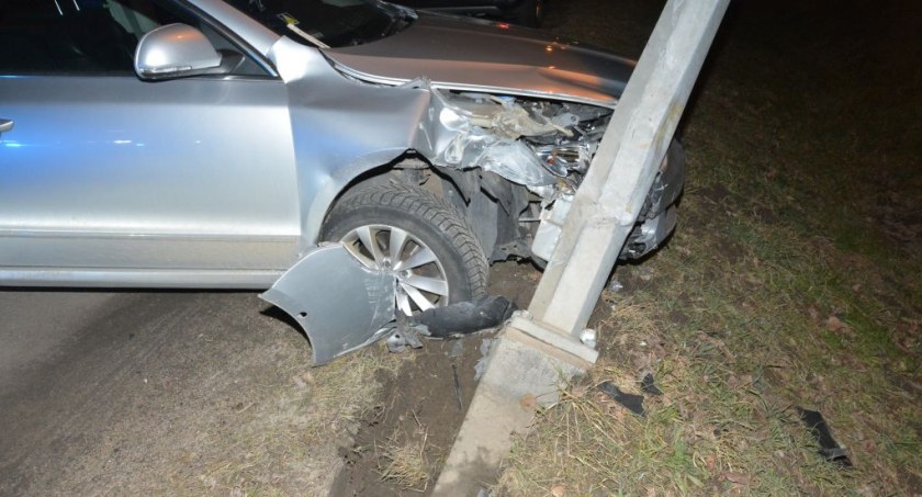 Pijana kobieta wjechała  autem  w latarnię. Próbowała przekonać policjantów, że to nie ona