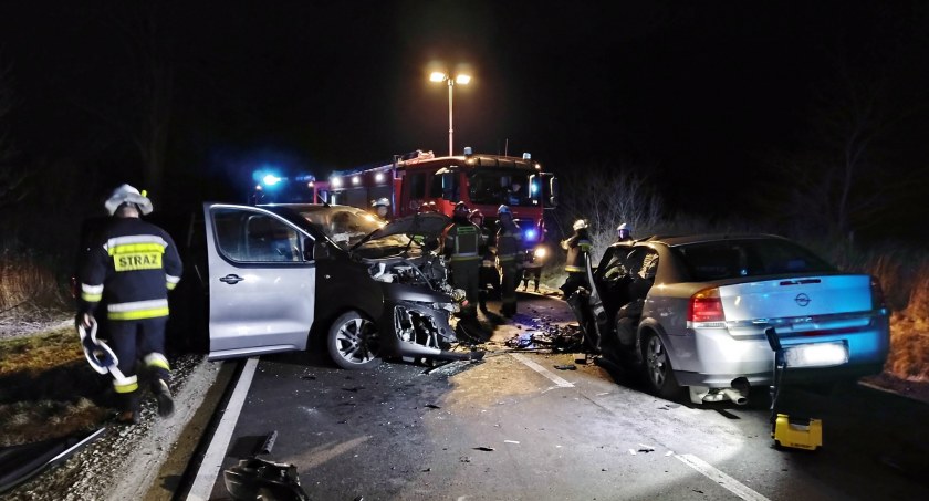 Czołowe zderzenie busa i osobówki. Kierowca opla trafił do szpitala