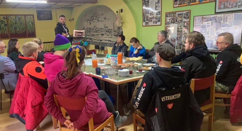 Jurek Owsiak z WOŚP, Marcin Piotrowski z Folkowiska oraz koordynatorzy z granicy rozmawiali w jarosławskiej 