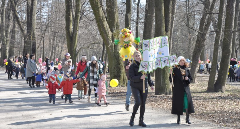 Przedszkolaki z „Akademii Uśmiechu”  przywitały wiosnę w parku miejskim