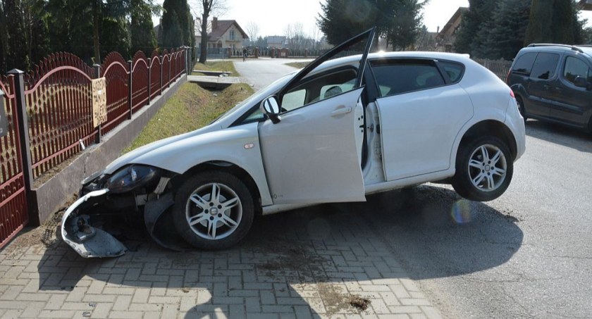Pijany 18-latek wjechał w przepust i uciekł z miejsca zdarzenia wraz z pasażerem