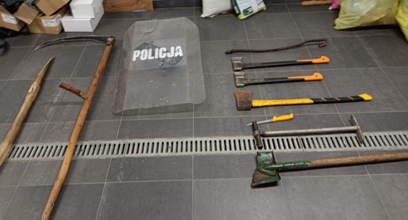 Bracia z Pruchnika zaatakowali interweniujących policjantów siekierami, kosą, nożem, a nawet wrzątkiem