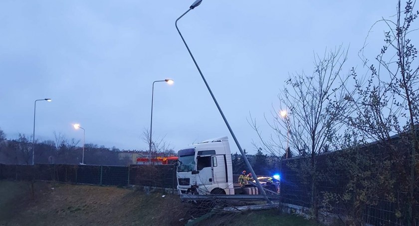 Ciągnik siodłowy zjeżdżając z obwodnicy, przebił ekran akustyczny 