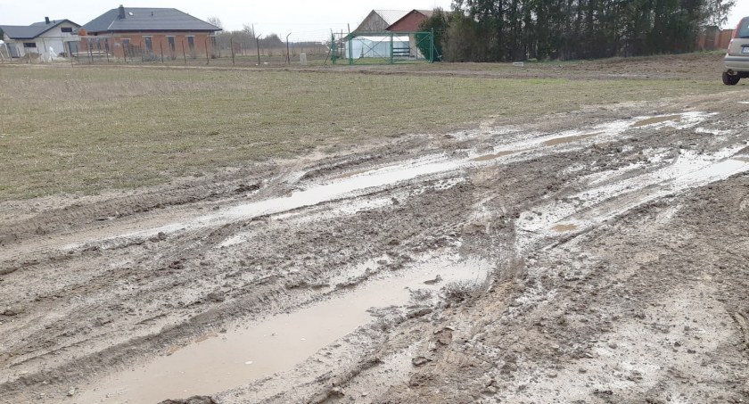 Droga do nowych domów w Koniaczowie przypomina bajoro 