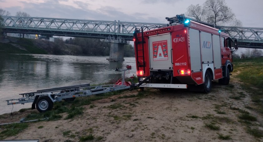 Mężczyzna uciekając przed policją, wpadł do Sanu 