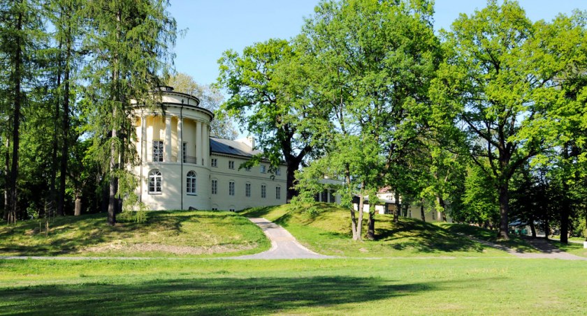 A może na spacer i zwiedzanie do Muzeum Dzieduszyckich w Zarzeczu?