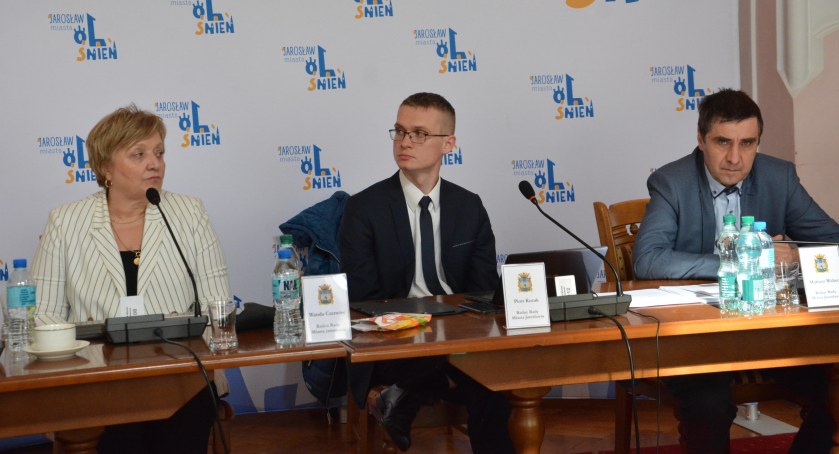 Rada miasta ustaliła zakres pomocy dla uchodźców Radni dodali do listy  bezpłatny transport