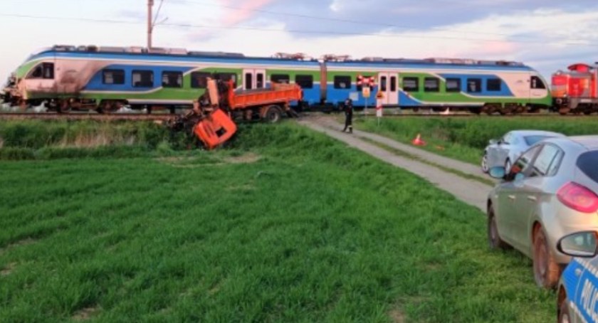 Mężczyzna ciężarowym samochodem wjechał pod pociąg. Zmarł na miejscu wypadku