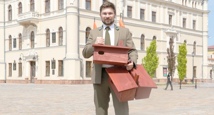 Nadleśnictwo przekazało budki lęgowe dla jerzyków
