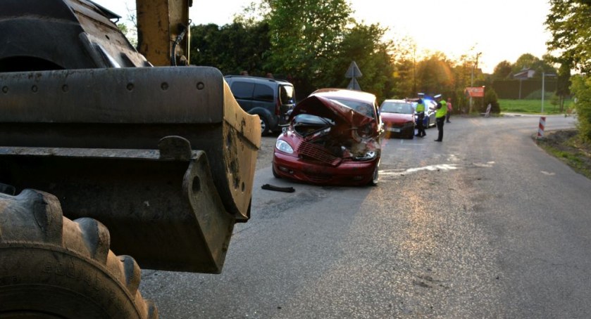 Pijany kierował koparką. Uszkodził dwa samochody i motocykl