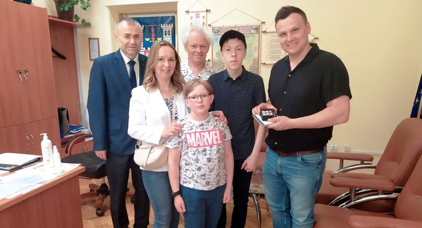 Radny Marcin Nazarewicz przekazał dietę na skonstruowanie bezdotykowych klawiatur. Wspomógł wynalazek ucznia, a także osoby niepełnosprawne