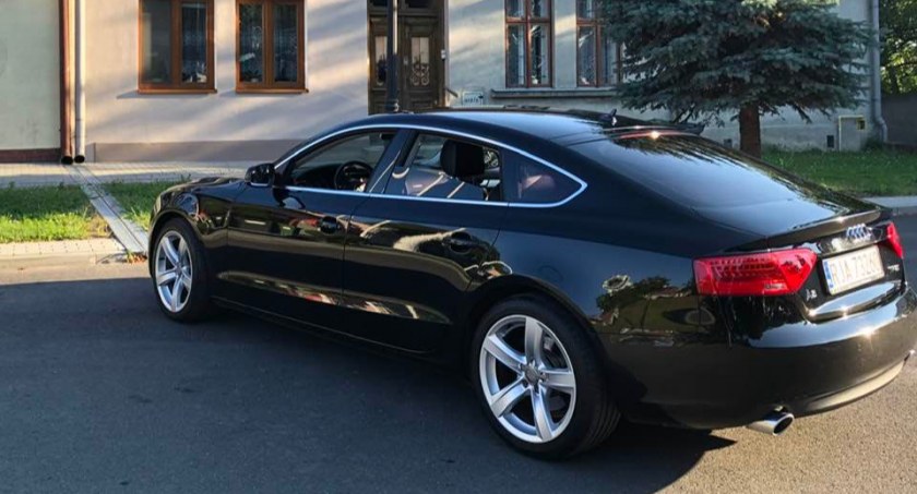 Audi A5 skradzione w nocy z parkingu przy ul. Skarbowskiego w Jarosławiu 