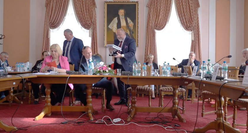 Burmistrzowie i urzędnicy opuścili sesję