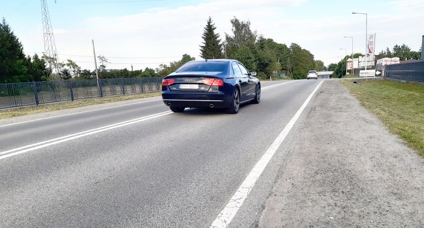 Niebezpiecznie na Krakowskiej. Miasto chce wbudować tam chodnik 