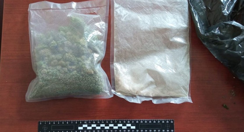 Przy zatrzymaniu 28-latka poszukiwanego listem gończym znaleźli mefedron i marihuanę