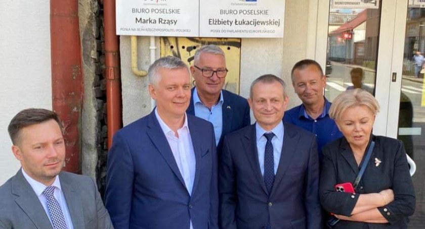Otworzyli biuro poselskie i przekazali dary dla dzieci z Ukrainy 