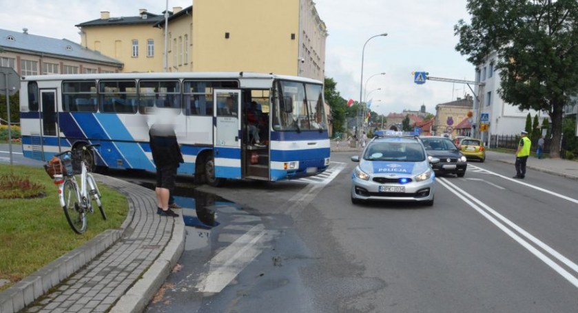 Na skrzyżowaniu Poniatowskiego i 3 Maja autobus uderzył w rowerzystkę 