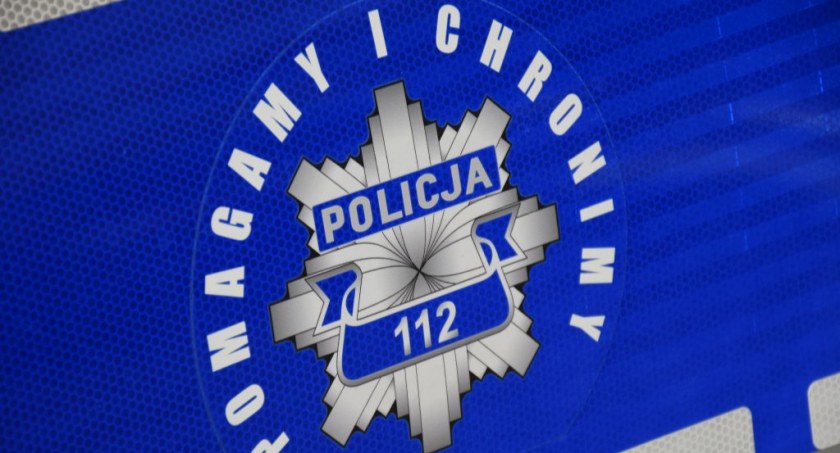 Nastolatek szedł w nocy torowiskiem. Pomogli mu policjanci z Jarosławia 