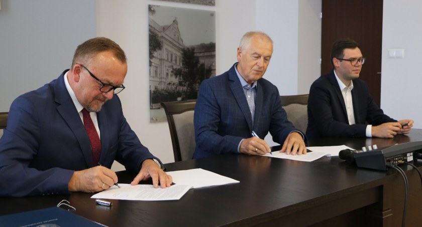 Rusza przebudowa drogi do Radawy. Wczoraj podpisano umowę z wykonawcą
