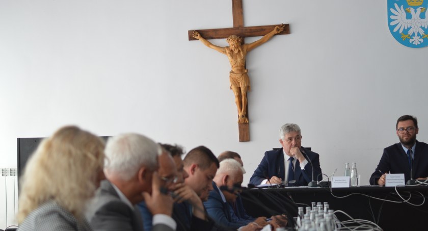 Starosta przeworski bez wotum zaufania, bez absolutorium i z mniejszym wynagrodzeniem