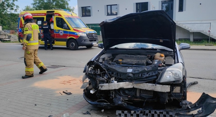 Zderzenie trzech pojazdów. Jedna osoba ranna